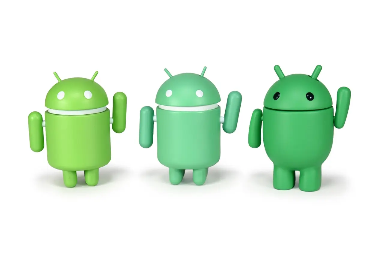 3 figurines based on Bugdroid throughout history